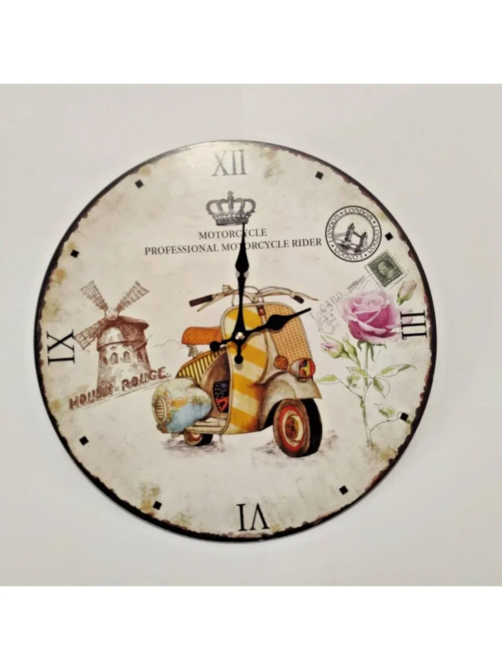Zakka-style round wall clock featuring a retro Vespa design and vintage European